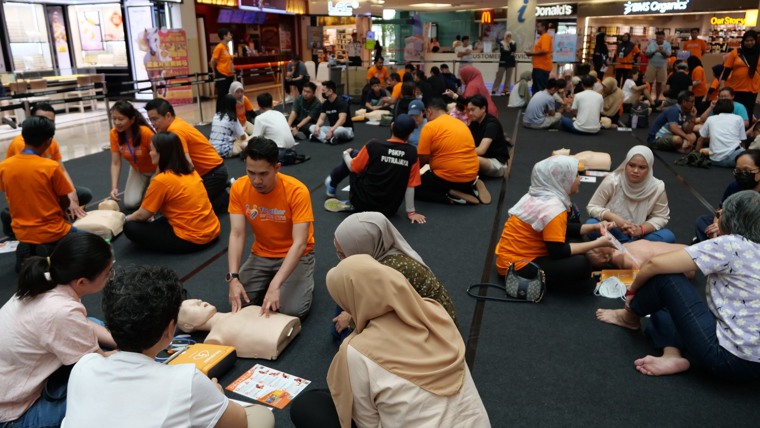 Over 1,500 Cheras residents came together to learn about emergency skills and health during inaugural “Together for Health” campaign